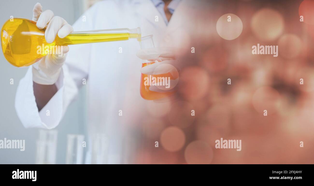 Composition du flacon de scientifiques contenant du liquide jaune en laboratoire et l'espace de copie Banque D'Images