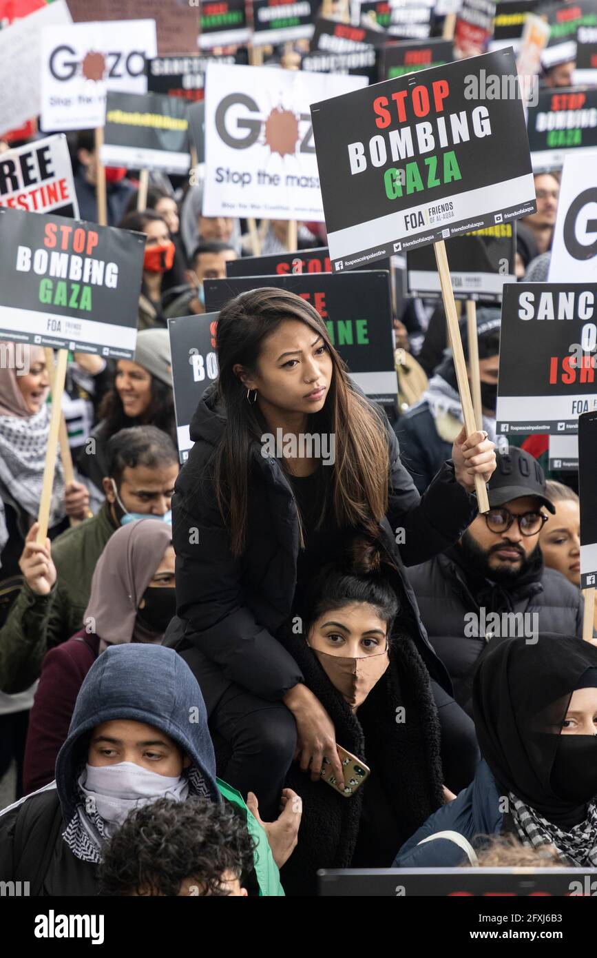 Portrait d'un manifestant asiatique assis sur les épaules d'un autre et portant un écriteau, Free Palestine Protest, Londres, 22 mai 2021 Banque D'Images