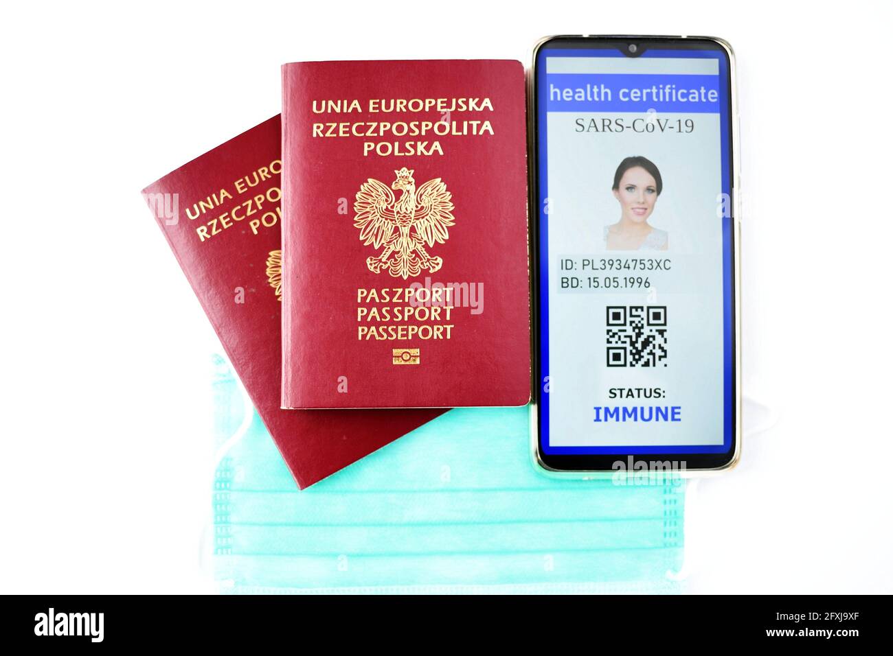 Voyager pendant la pandémie du COV-19 du SRAS. Passeport traditionnel et demande de passeport Covid-19 dans le téléphone mobile. Banque D'Images