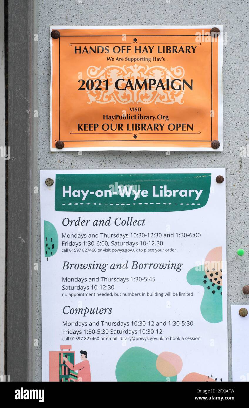 Tableau d'affichage de Hay on Wye, pays de Galles avec avis sur la bibliothèque Hay on Wye 2021 Banque D'Images