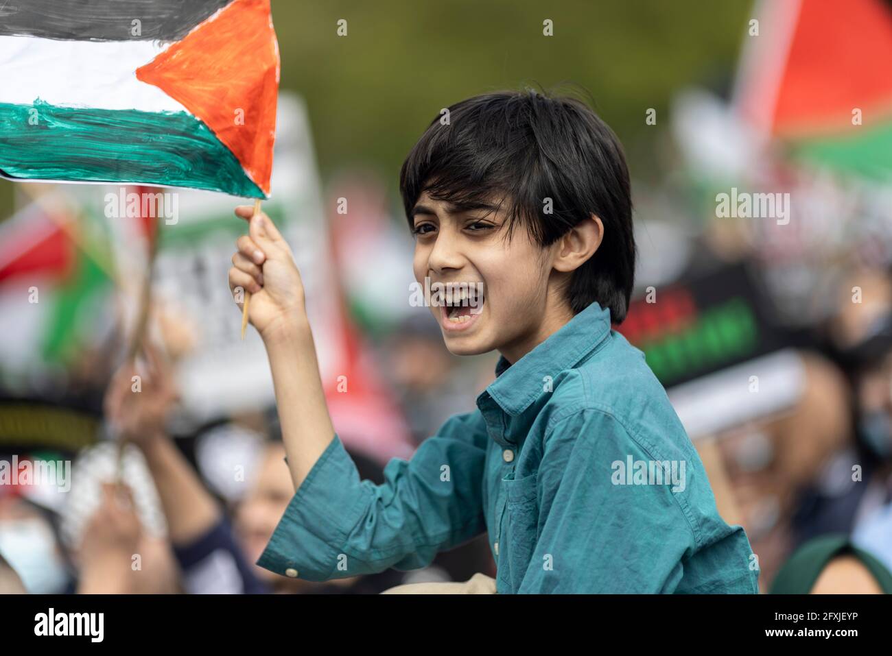Portrait d'un jeune garçon portant le drapeau palestinien, Free Palestine Protest, Hyde Park, Londres, 22 mai 2021 Banque D'Images