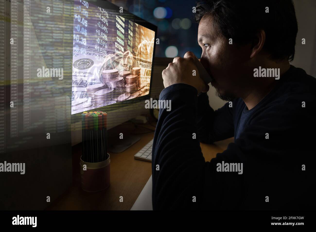 Portrait d'un homme d'affaires asiatique assis et travaillant dur sur le Tableau avec graphique de négociation sur le paysage urbain et avec programmation code source dans hologramme dans Banque D'Images