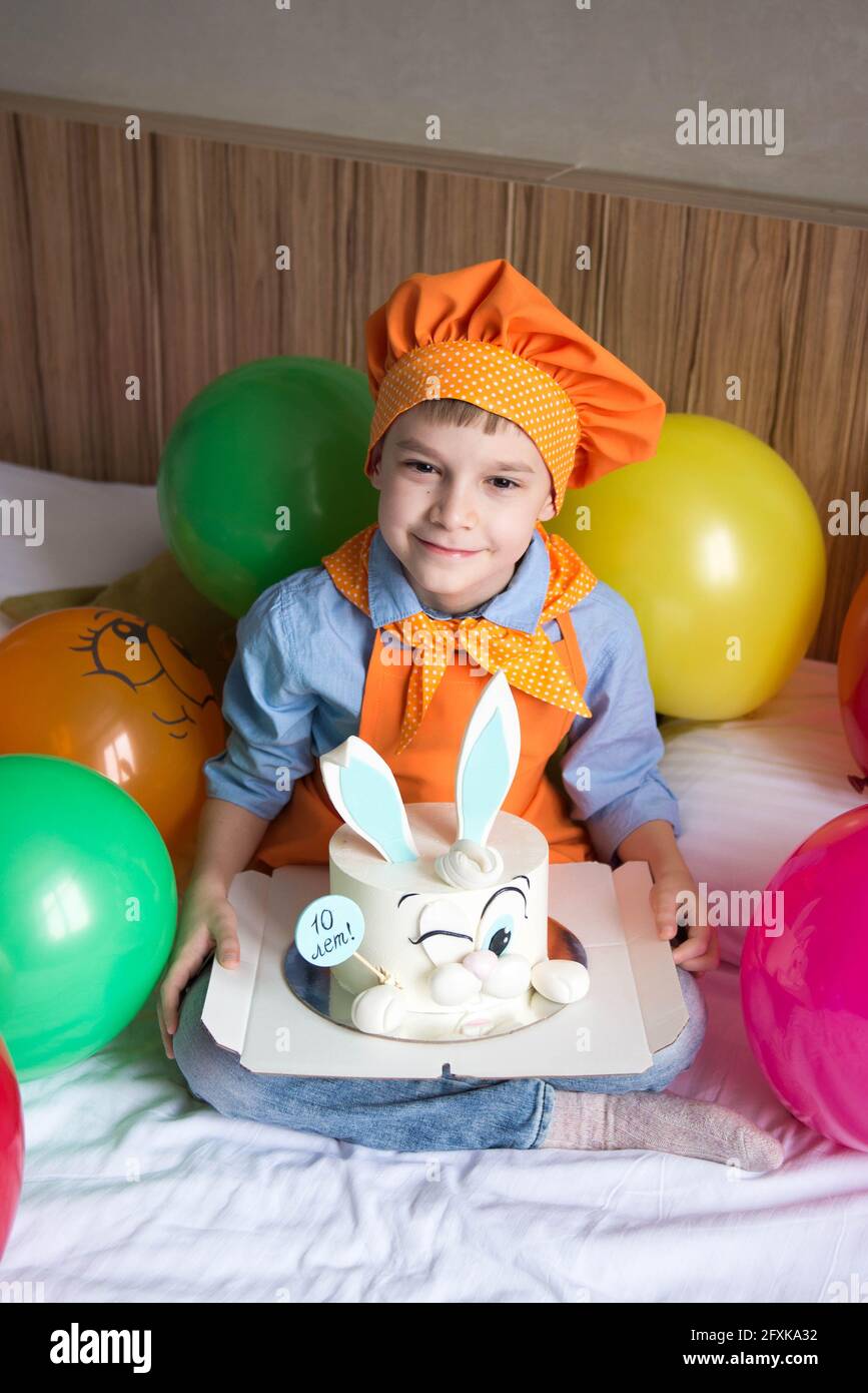 grand lapin à gâteau à l'anniversaire d'un petit garçon Banque D'Images