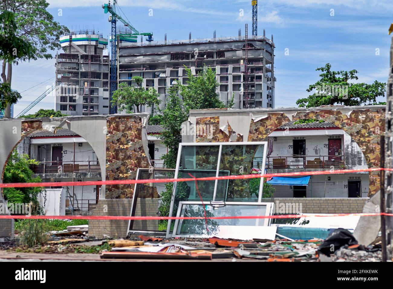 Démolition de sites de construction anciens et construction de nouvelles structures. Banque D'Images