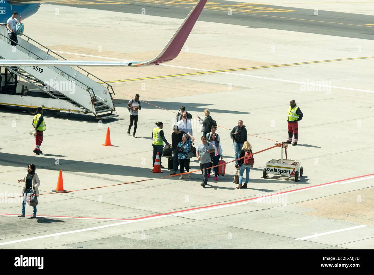 Passagers, personnes arrivant en vol et marchant sur le tarmac à l'aéroport du Cap, Afrique du Sud concept voyage et tourisme Banque D'Images