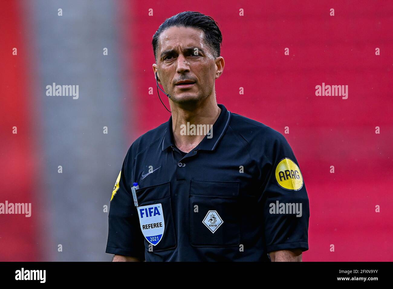 EINDHOVEN, PAYS-BAS - MAI 13 : Scheidsrechter Serdar Gozubuyuk pendant le match néerlandais Eredivisie entre le PSV et le PEC Zwolle au stade Philips de Ma Banque D'Images