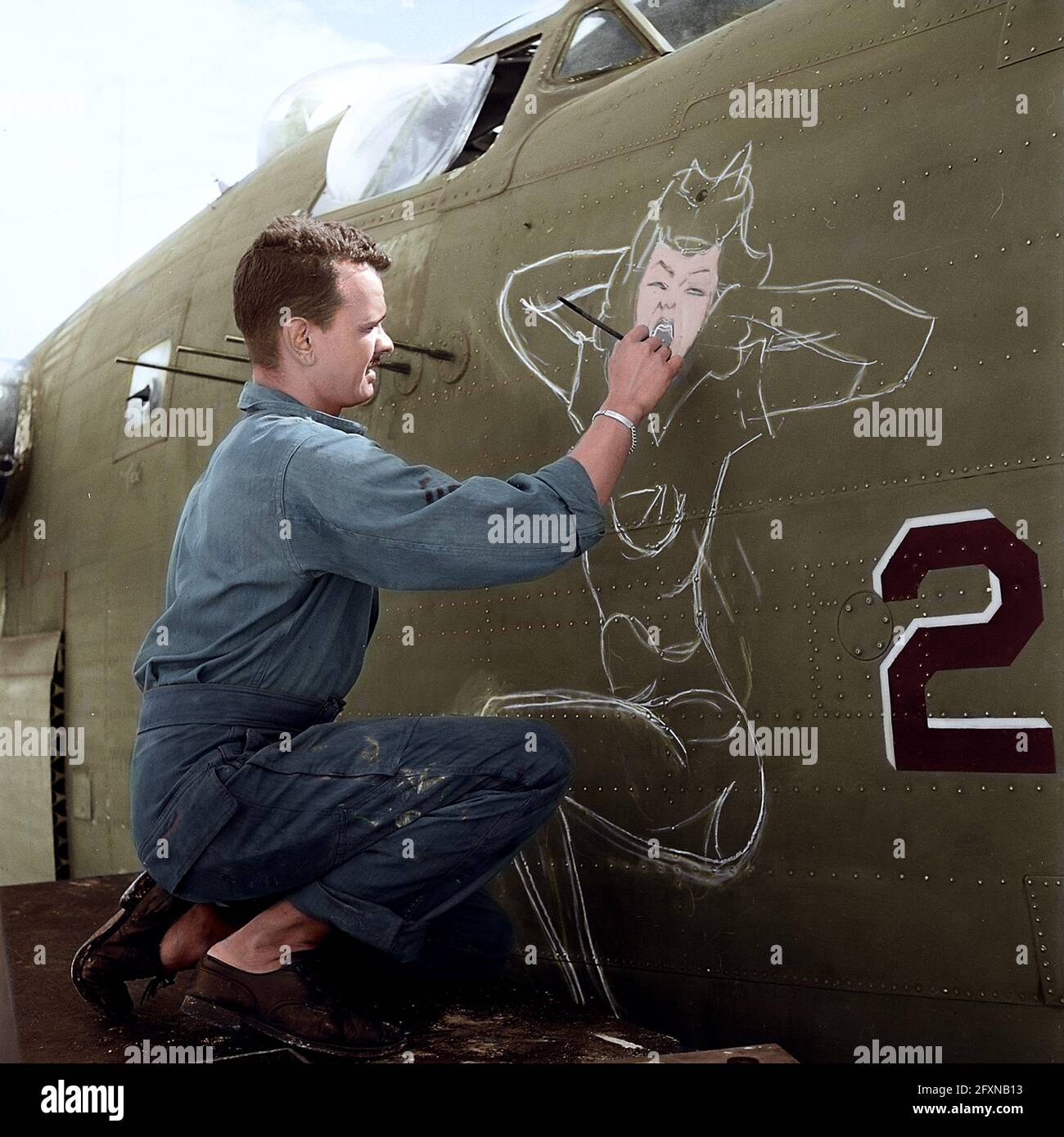 Le Sergent J.S. Wilson peint une épinglette sur le bombardier B-17 du 91e groupe de bombes basé à Eniwetok. DIVERS : PHOTOGRAPHIES NOUVELLEMENT colorisées de LA SECONDE GUERRE MONDIALE Banque D'Images