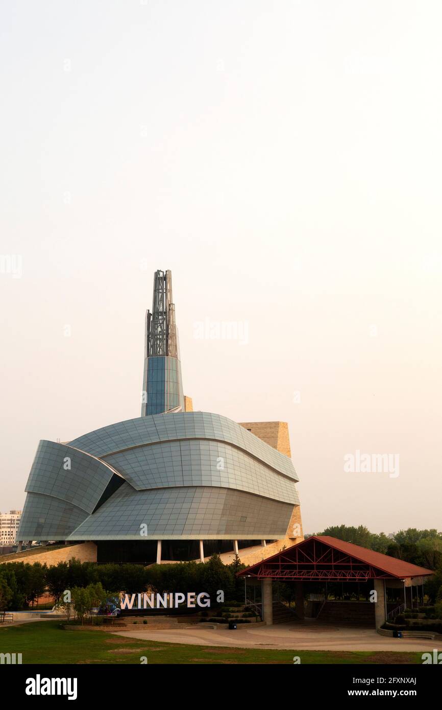 Le Musée canadien des droits de la personne à Winnipeg, au Manitoba, au Canada. Le musée a été conçu par l'architecte Antoine Predock et se dresse à la fourche. Banque D'Images