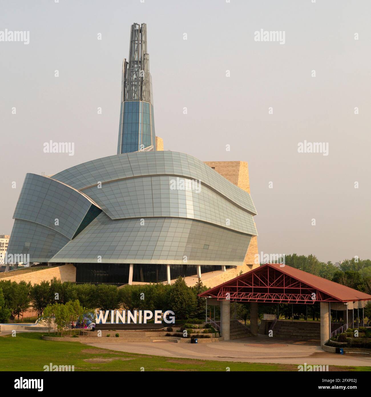 Le Musée canadien des droits de la personne à Winnipeg, au Manitoba, au Canada. Le musée a été conçu par l'architecte Antoine Predock et se dresse à la fourche. Banque D'Images