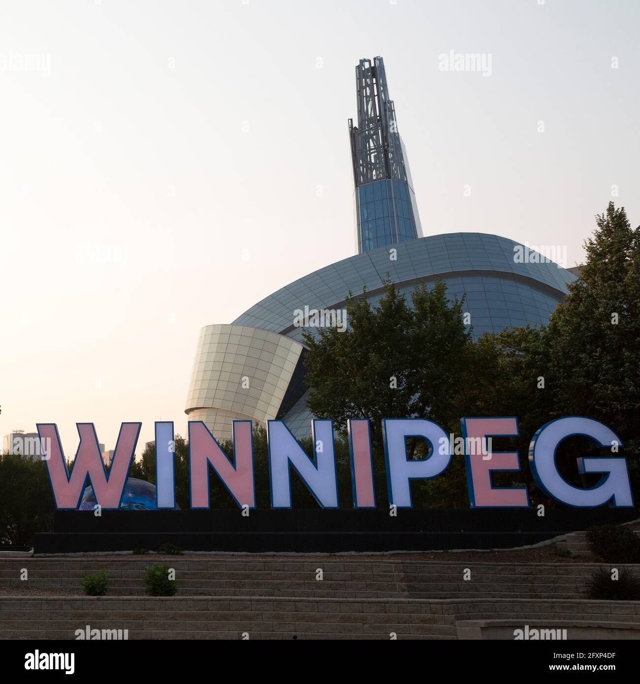 Winnipeg signe à l'extérieur du Musée canadien des droits de la personne au Manitoba, au Canada. Le panneau se trouve au niveau de la fourche. Banque D'Images