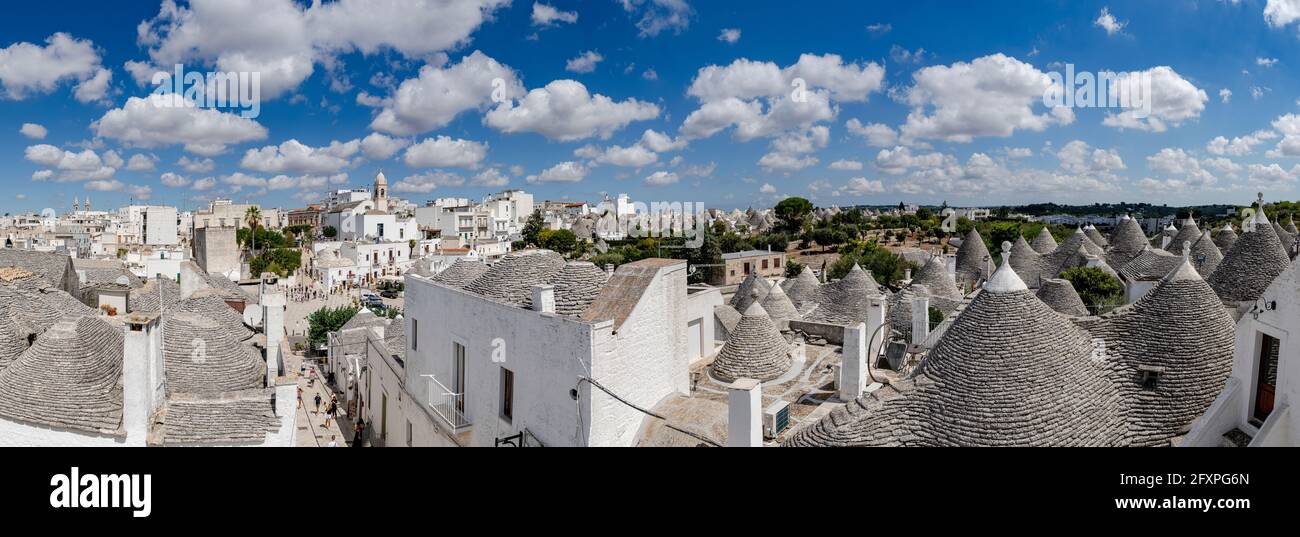 Huttes traditionnelles en pierre de Trulli et vallée de l'Itria en été, Alberobello, site classé au patrimoine mondial de l'UNESCO, province de Bari, Apulia, Italie, Europe Banque D'Images