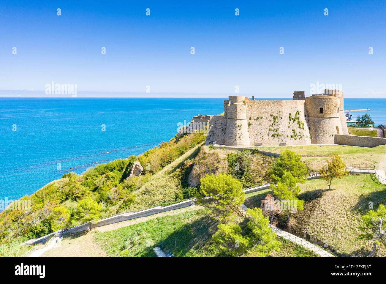 Vue aérienne du château Aragonais sur la pointe au-dessus de la mer, Ortona, province de Chieti, Abruzzes, Italie, Europe Banque D'Images