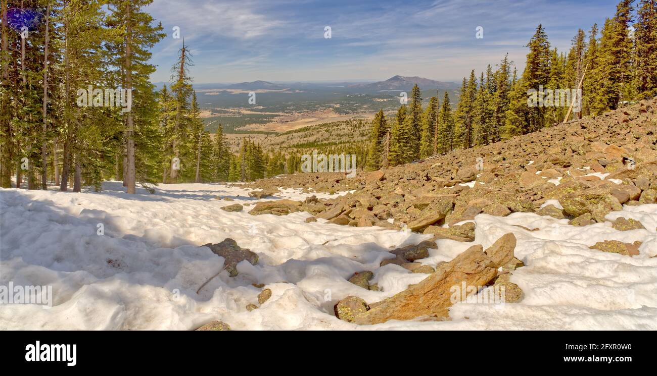 Vue panoramique ouest depuis un champ de lave sur le côté de Humphrey's Peak près de Flagstaff dans la forêt nationale de Coconino, Arizona, États-Unis, Amérique du Nord Banque D'Images