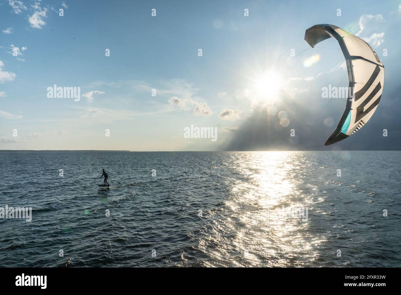 papillote de kiteboarding sur le détroit de Pamlico, Nags Head, Caroline du Nord, États-Unis d'Amérique, Amérique du Nord Banque D'Images