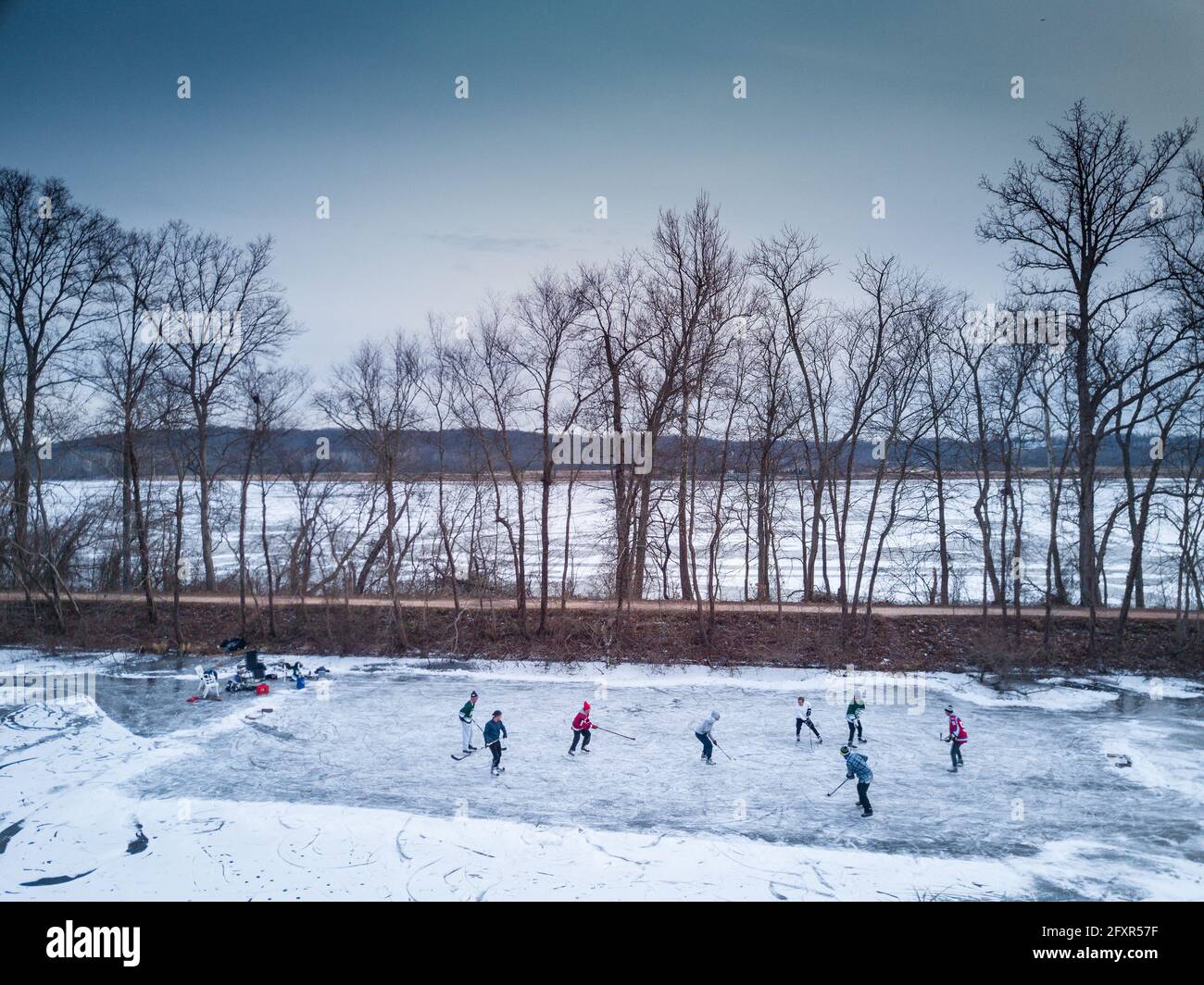 Patineurs de glace dans un match de hockey d'étang sur le canal C et O gelé (Chesapeake et Ohio Canal) à côté de la rivière Potomac, Maryland, États-Unis, Amérique du Nord Banque D'Images