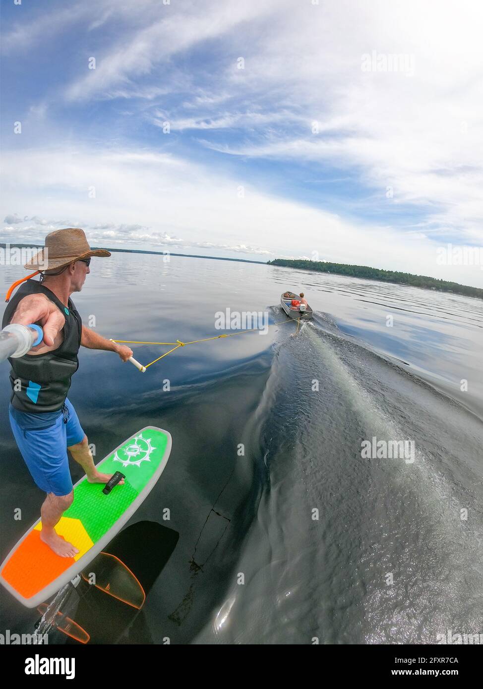 Le photographe Skip Brown passe son hydroglisseur derrière un petit bateau sur le lac Sebago, Maine, États-Unis d'Amérique, Amérique du Nord Banque D'Images