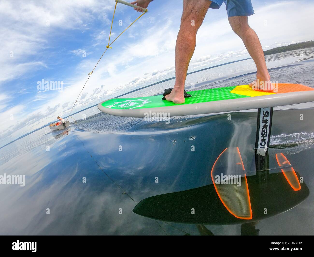 Le photographe Skip Brown passe son hydroglisseur derrière un petit bateau à Sebago Lake, Maine, États-Unis d'Amérique, Amérique du Nord Banque D'Images