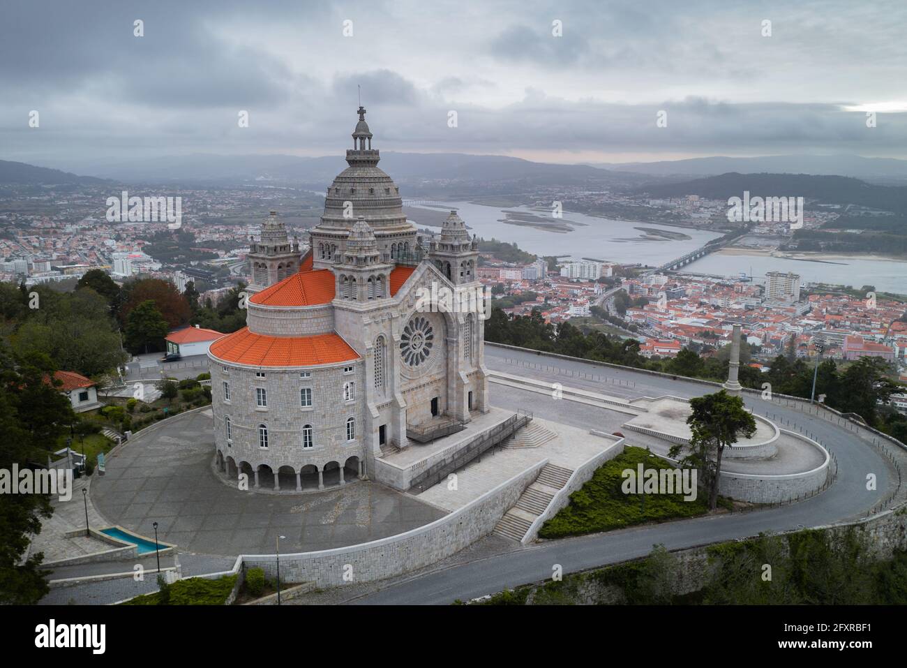 Sanctuaire de l'église Santa Luzia, vue aérienne de drone, Viana do Castelo, avec la ville et la rivière Lima en arrière-plan, Norte, Portugal, Europe Banque D'Images