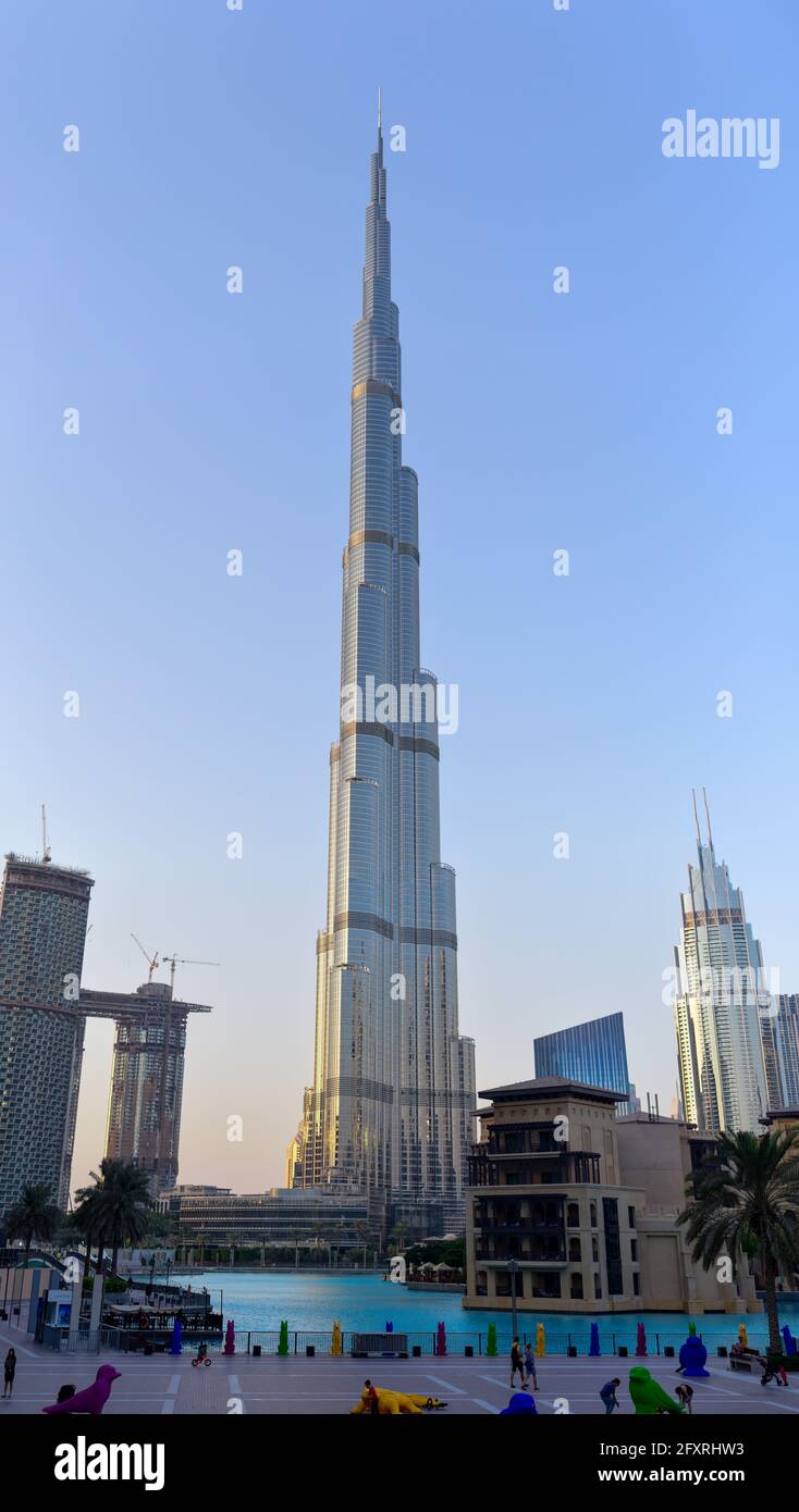 Vue sur Burj Khalifa à Dubaï, Émirats Arabes Unis d'en bas au coucher du  soleil Photo Stock - Alamy