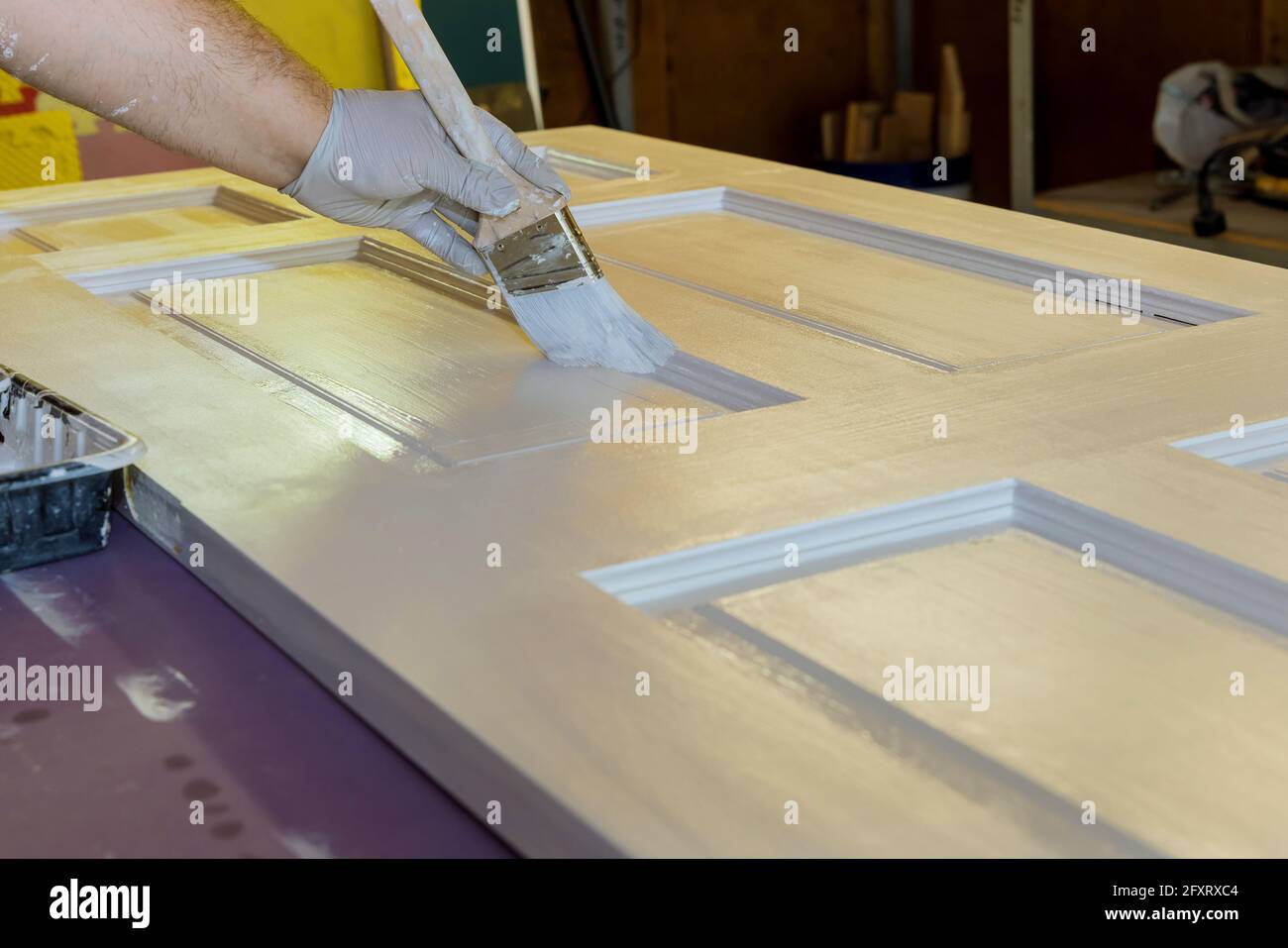 Méthodes de travail du bois pour la peinture de portes en bois avec utilisation de pinceau Banque D'Images