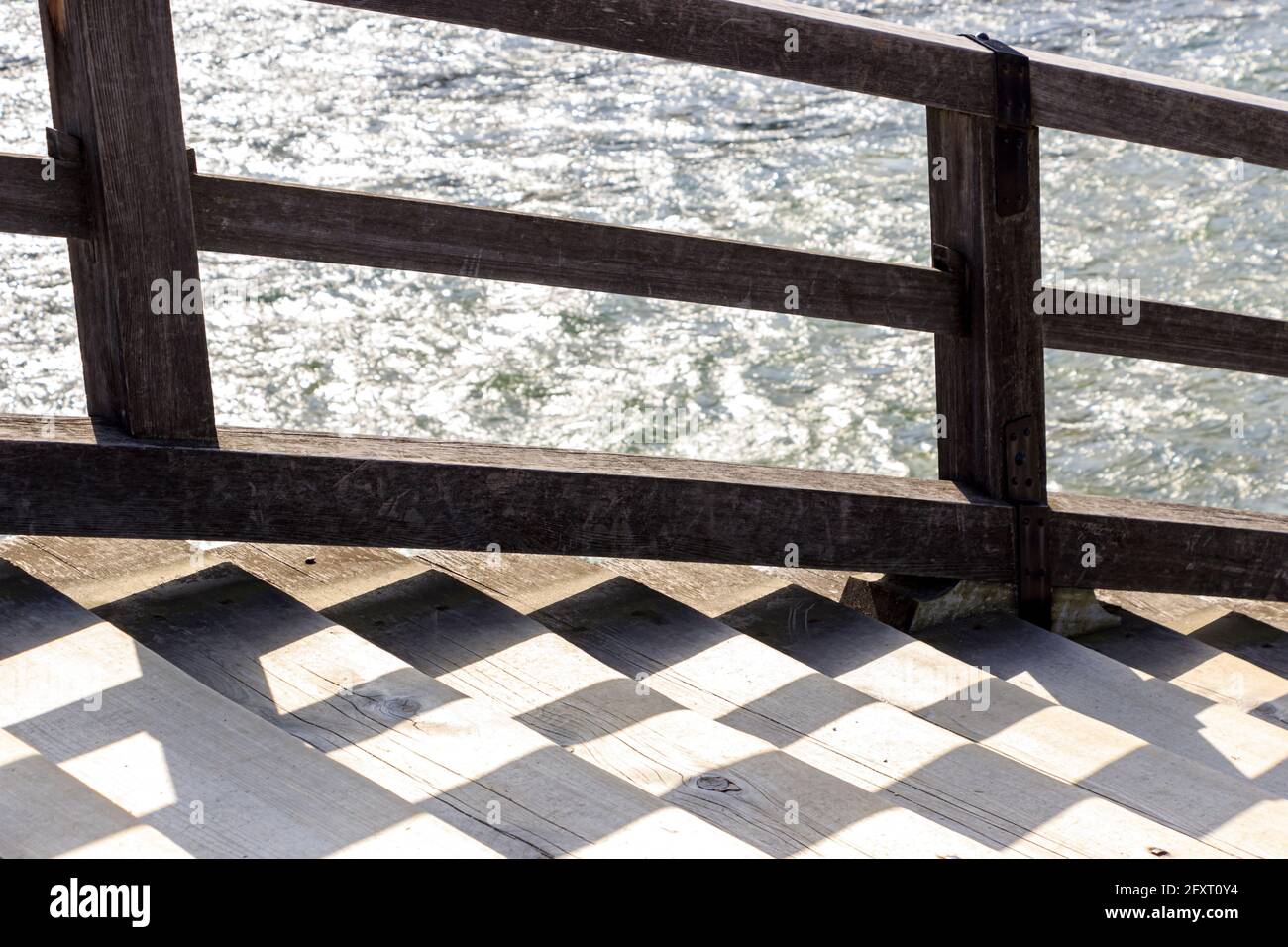 L'ombre des barrières du pont Kintaikyo crée un motif de damier. Banque D'Images