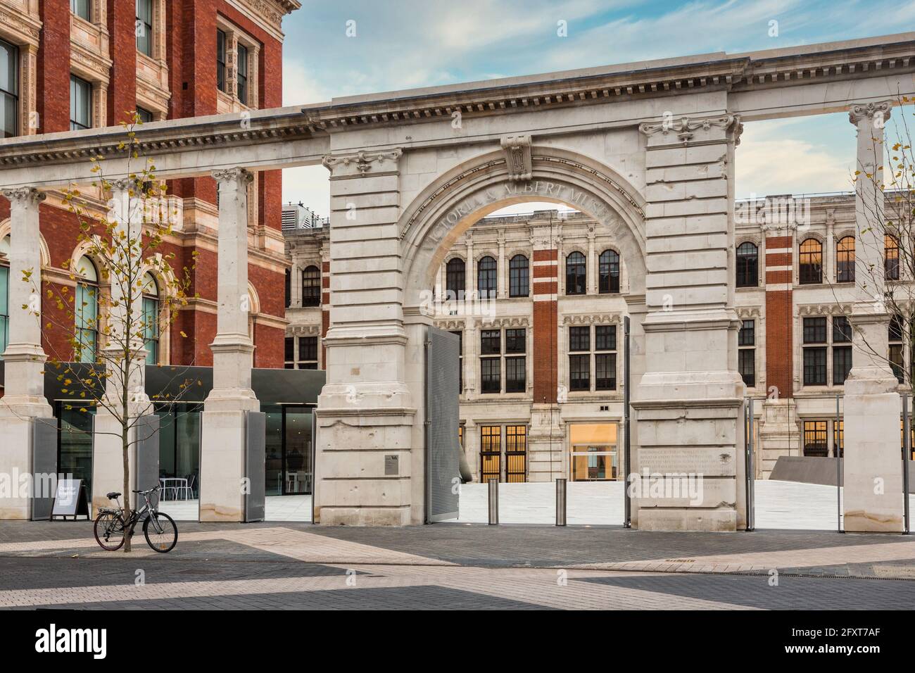 Entrée au Victoria and Albert Museum, Londres, Kensington, Angleterre, Royaume-Uni, avec des murs et des panneaux endommagés par la bombe Banque D'Images