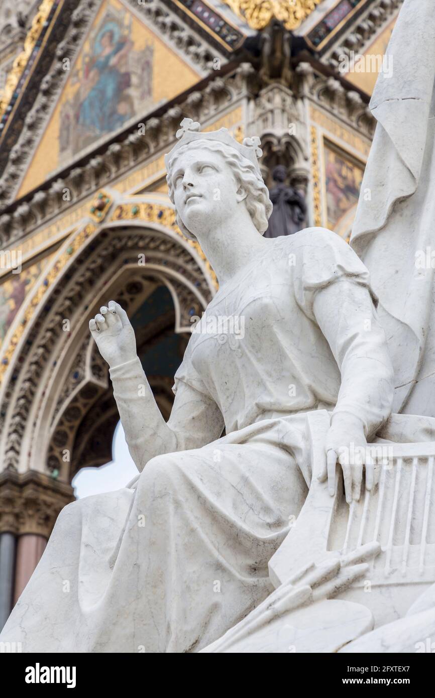 Fait partie du groupe Europe de scoutpurs sur l'Albert Memorial, Kensington Gardens, Londres, Angleterre, Royaume-Uni Banque D'Images