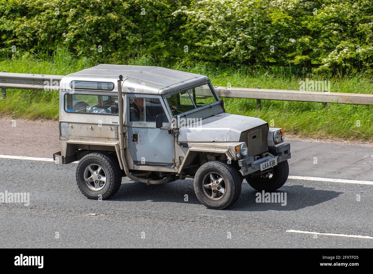 Voiture de station diesel 1981 cm de couleur argent Land Rover 2393cc ; fourgonnette SWB Land Rover d'époque de type ancien, autos classiques des années 80. Projet de restauration décrépite, grange. Véhicules rouillés, croustillants, brisés, étiquetés corrodés, rouille épave de SUV de pourrissement LCV sur la conduite près de Manchester, Royaume-Uni Banque D'Images