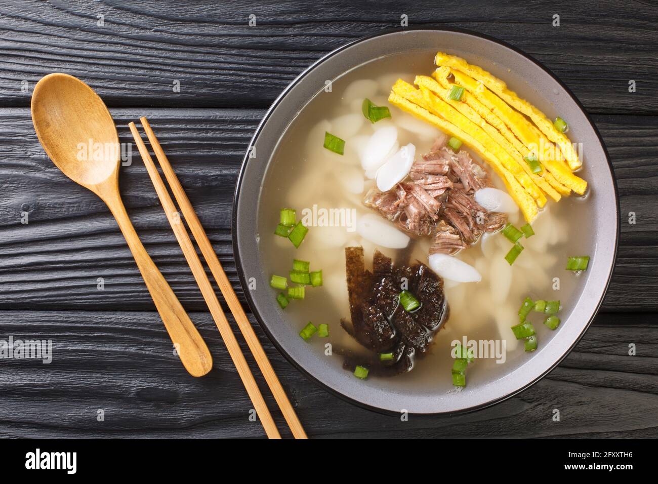Tteokguk Ou Soupe De Gateau De Riz En Tranches Est Un Plat Traditionnel Coreen Mange Pendant La Celebration Du Nouvel An Coreen Dans Le Bol Sur La Table H Photo Stock Tteokguk Ou Soupe De Gateau De Riz En Tranches Est Un Plat Traditionnel Coreen Mange Pendant La Celebration Du Nouvel An Coreen Dans Le Bol Sur La Table H Photo Stock