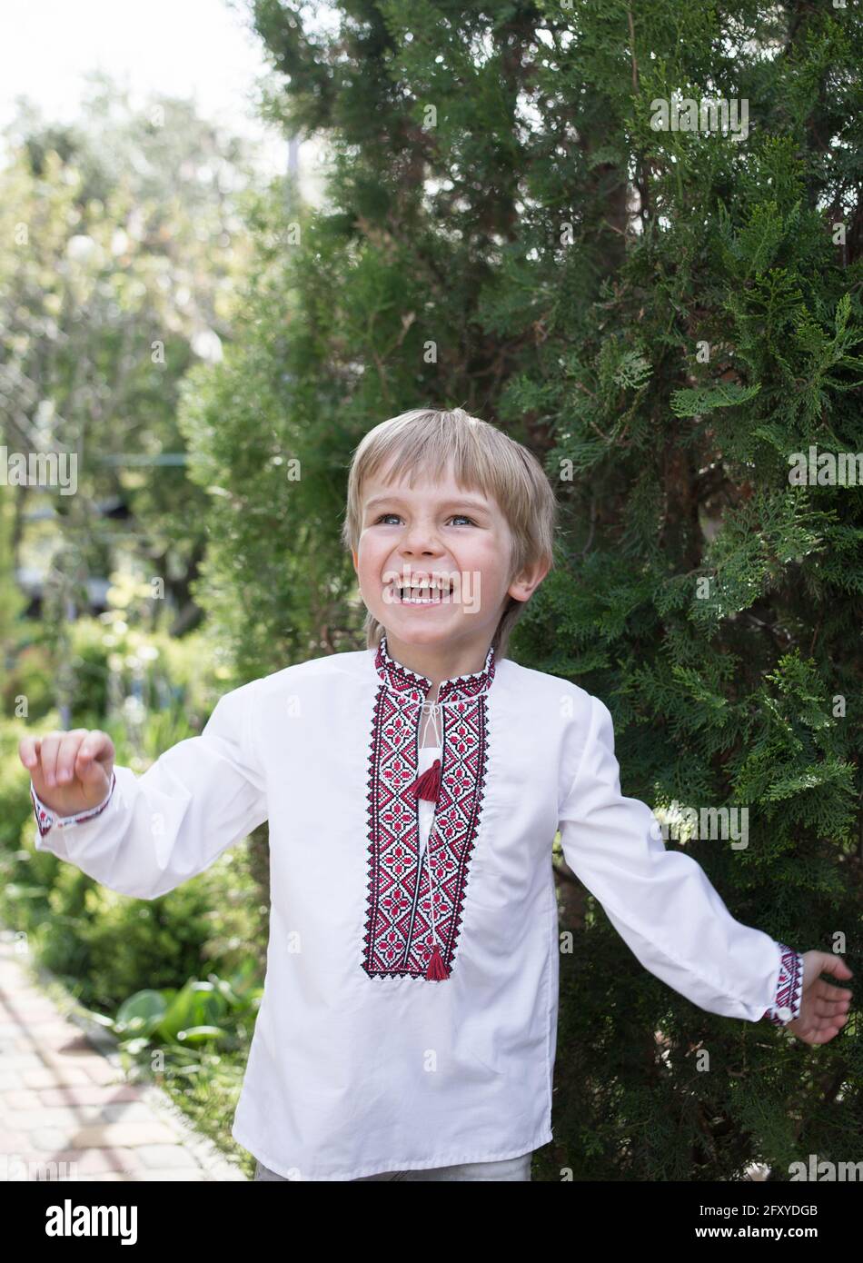 Un garçon ukrainien souriant de 4-5 ans dans une chemise brodée avec l'émotion de joie sur son visage. Éducation patriotique. Symbole de l'Ukraine, fierté, liberté Banque D'Images