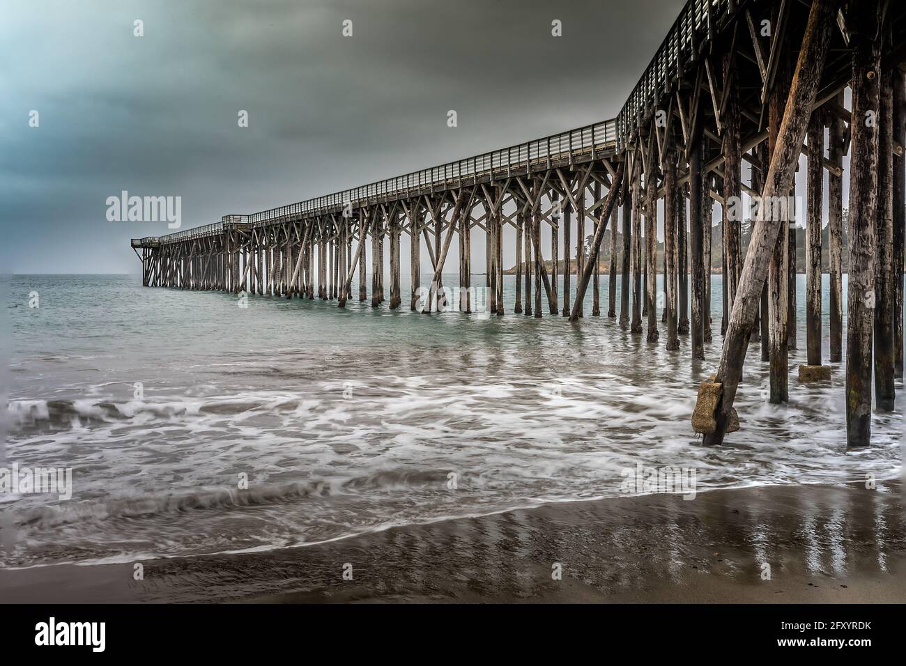 Jetée de San Simeon sur la plage William Randolph Hearst Memorial, Californie Banque D'Images