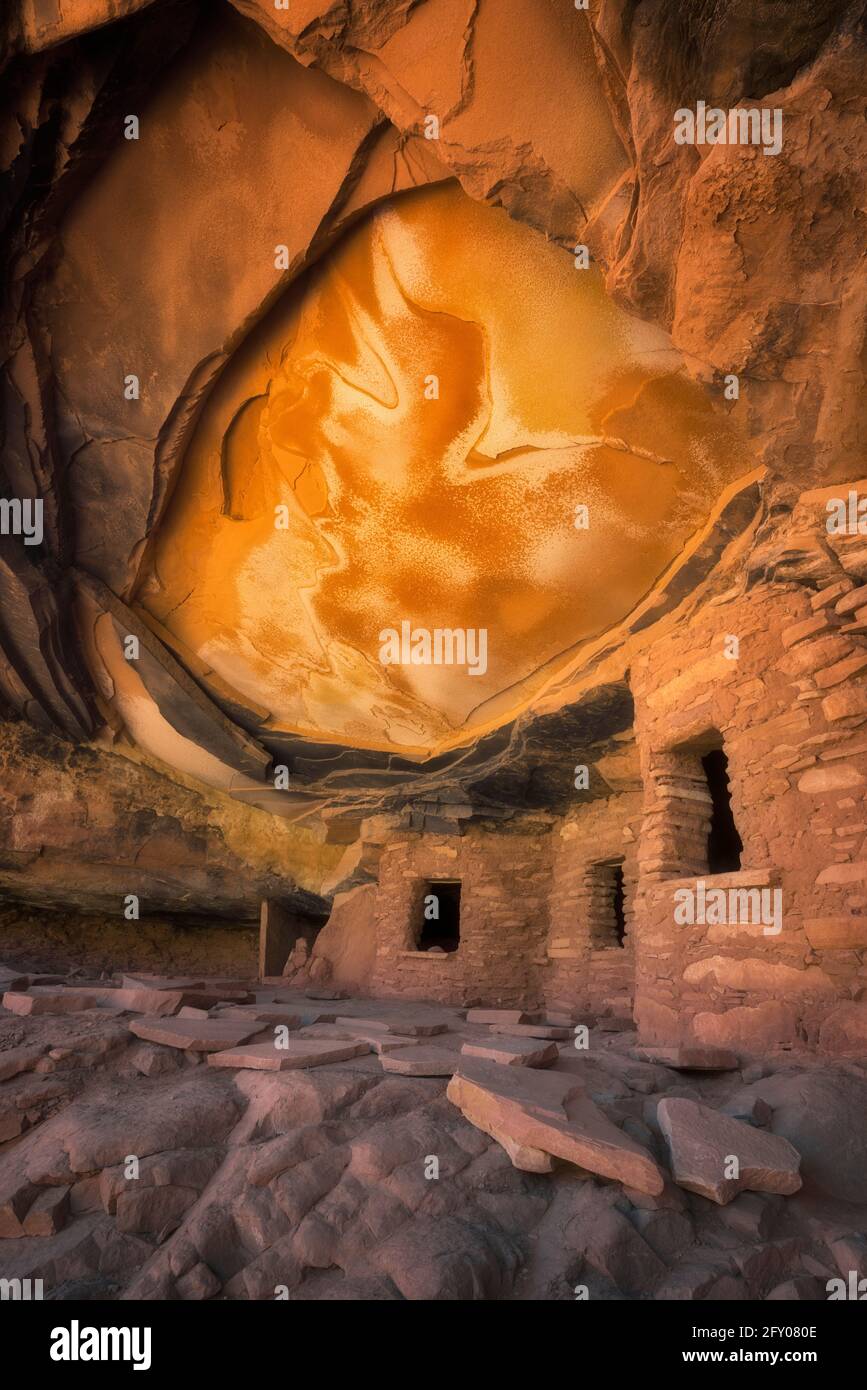 La lumière du soleil réfléchissante illumine le plafond de cet ancien grenier Anasazi et porte le nom de « Falling Roof Ruin dans le plateau de Cedar Mesa, dans l'Utah du Sud-est. Banque D'Images