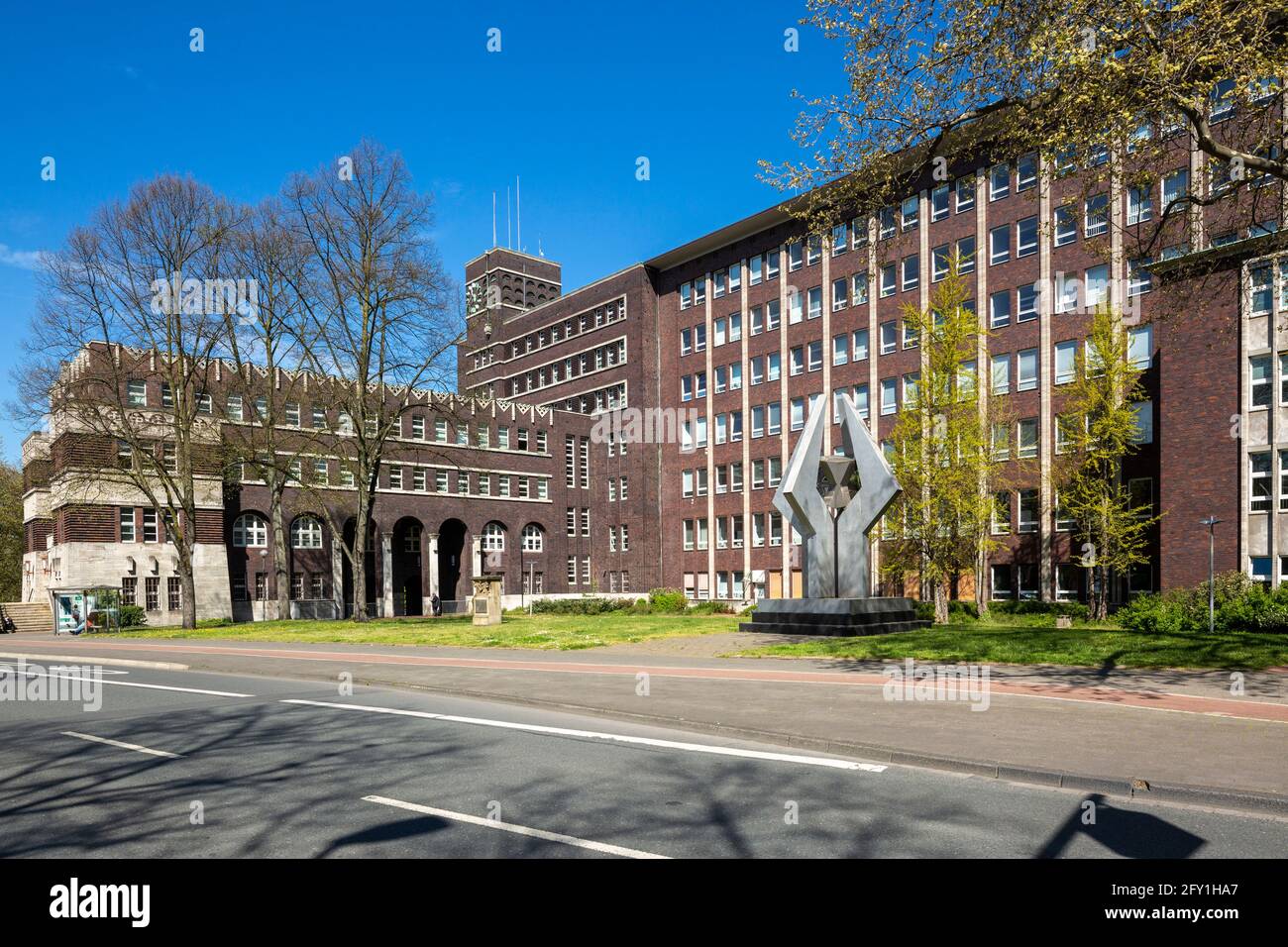 Allemagne, Oberhausen, Alt-Oberhausen, région de la Ruhr, Basse-Rhin, Rhénanie-du-Nord-Westphalie, NRW, hôtel de ville, expressionnisme en brique, Sculpture en acier de haute qualité Adamas par Guenter A. Steinmann Banque D'Images