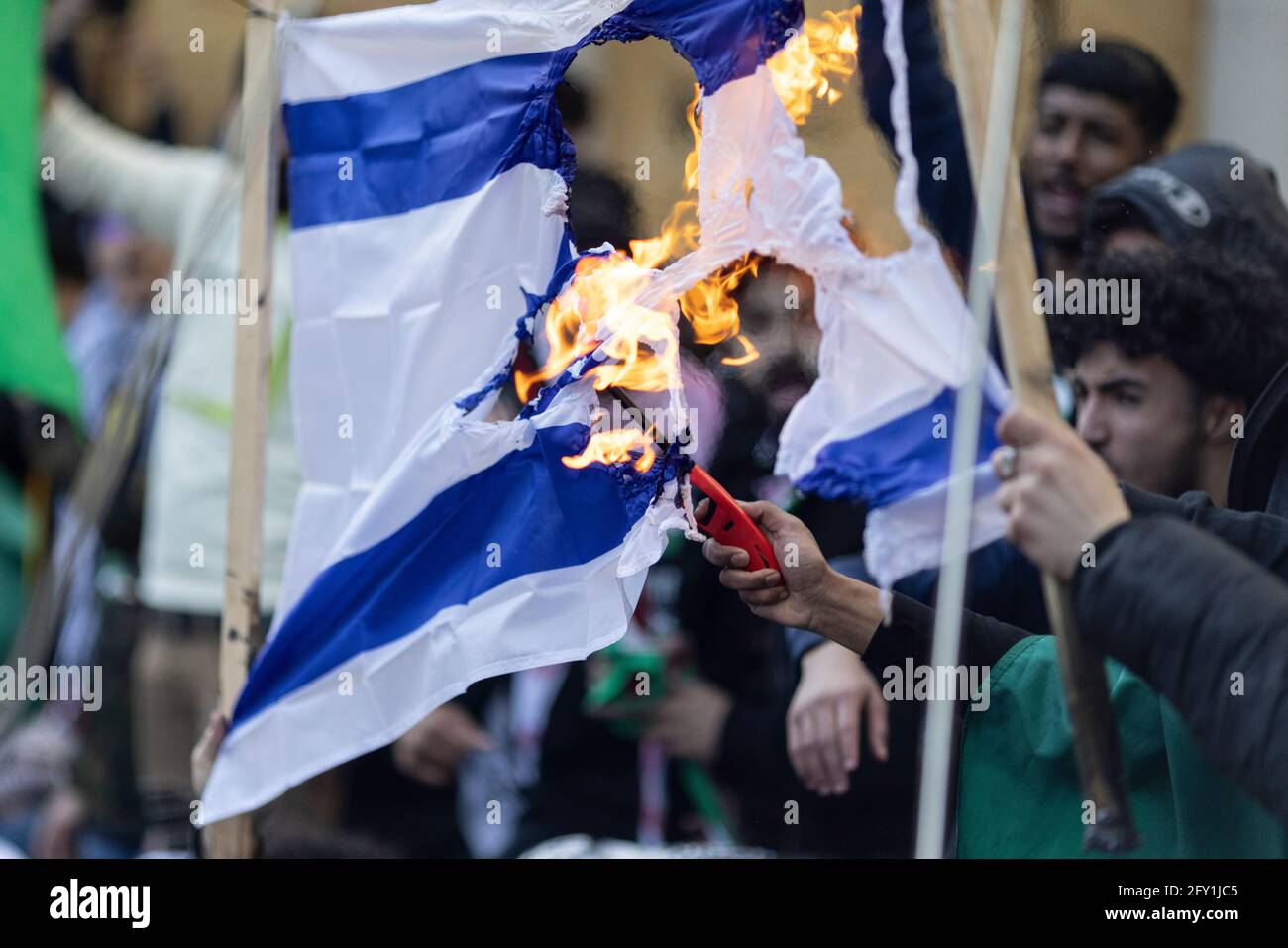 Vue rapprochée d'un drapeau israélien incendié, manifestation de la Palestine libre, Ambassade d'Israël, Londres, 22 mai 2021 Banque D'Images