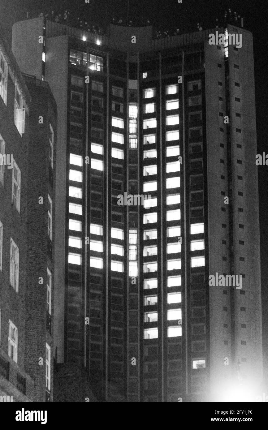 hilton Park Lane met des lumières sur les chambres arrière pour montrer le nombre de jours restants avant l'ouverture des restaurants à l'intérieur et ou et les hôtels. Il est donc allé 4-3-2-1-Open lundi 17 mai 2021 images éclair Banque D'Images