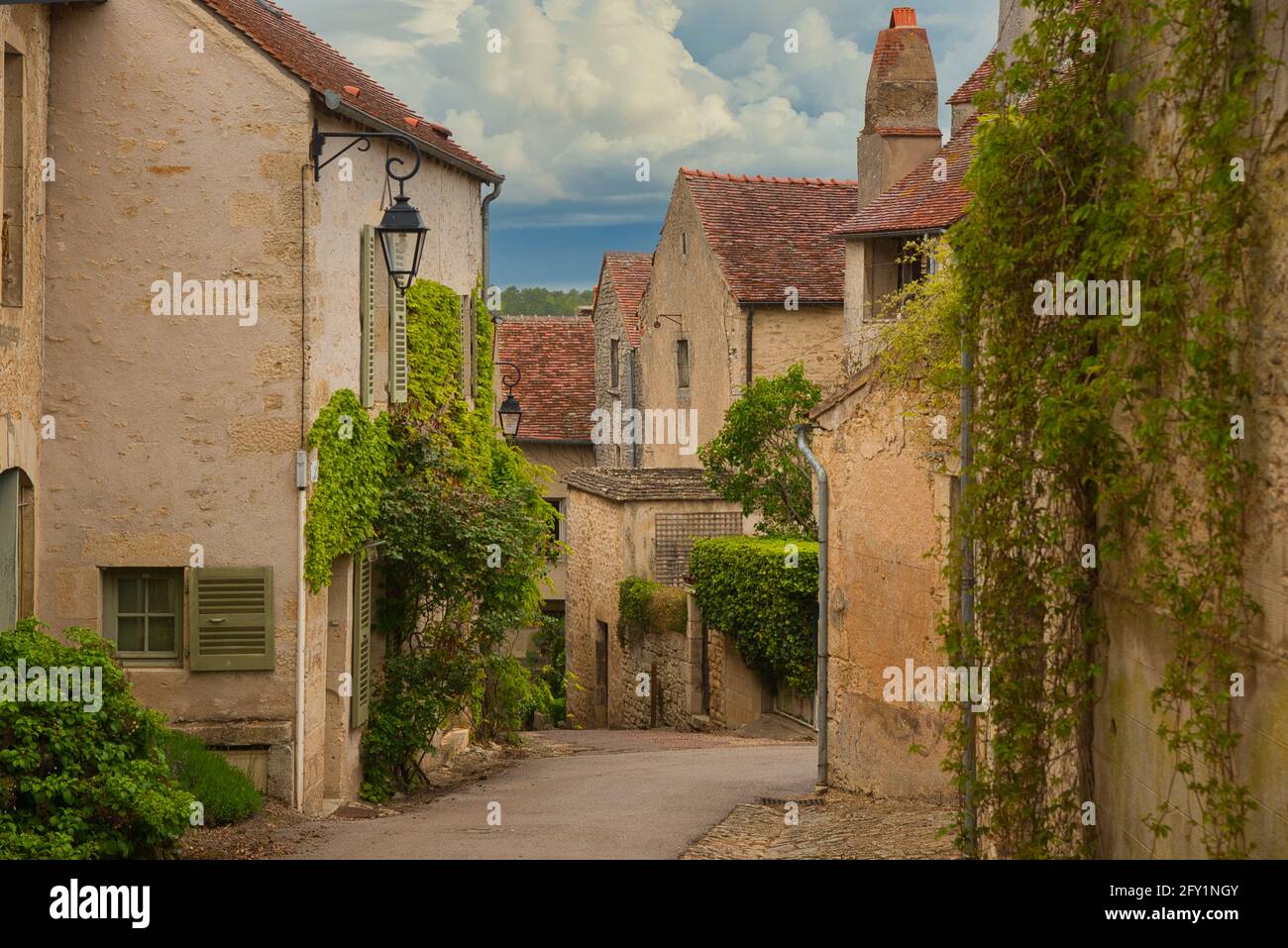 Village pittoresque de Flavigny-sur-Ozerain en Bourgogne en France Banque D'Images