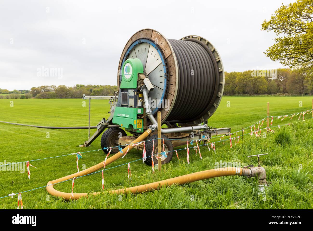Système d'irrigation de dévidoir agricole dans un champ. Serpent, Suffolk. ROYAUME-UNI Banque D'Images