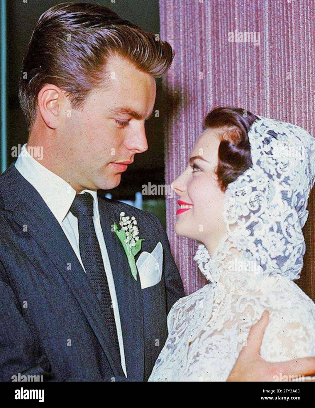 ROBERT WAGNER l'acteur de cinéma et de télévision américain épouse l'actrice Natalie Wood le 28 décembre 1957 à Scottsdale, Arizona. Banque D'Images