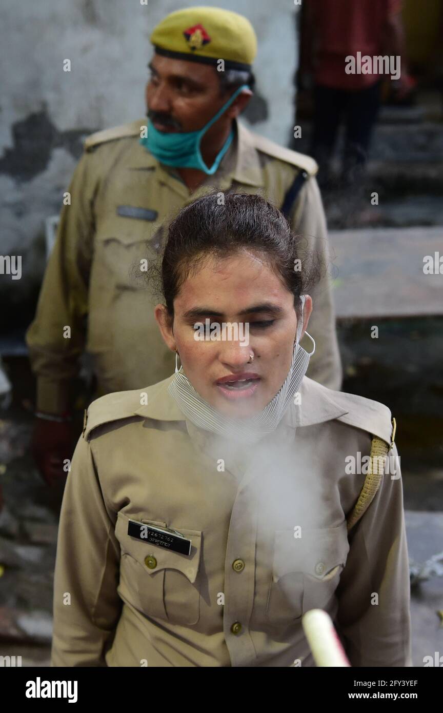 Ghaziabad, Inde. 27 mai 2021. Le personnel de police inspire de la vapeur à base de plantes, provenant de sorties reliées à un cuiseur à pression, pour éliminer la congestion nasale, devant un poste de police à Ghaziabad, le jeudi 27 mai 2021. La thérapie à la vapeur est organisée partout au pays dans la conviction qu'elle aidera à lutter contre l'infection par le COVID-19 malgré l'absence de directives de l'Organisation mondiale de la santé (OMS). Crédit : UPI/Alay Live News Banque D'Images