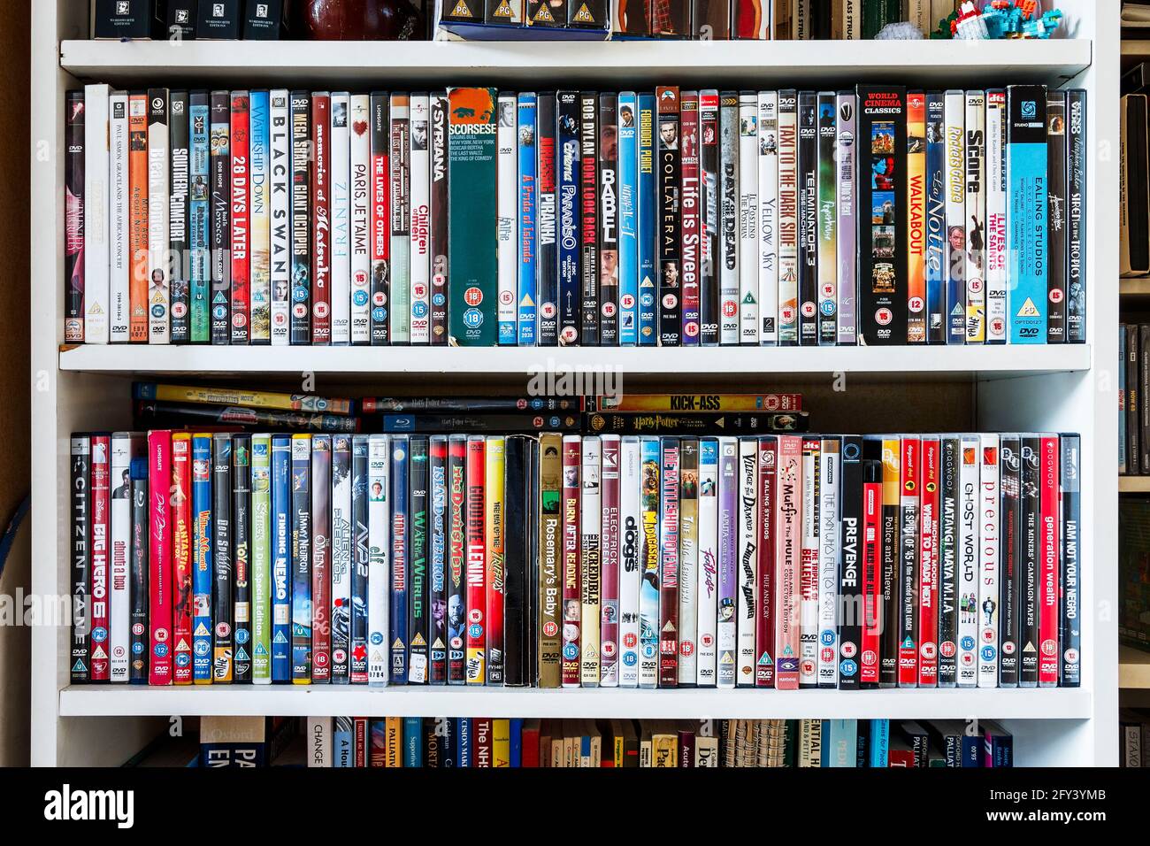Une bibliothèque avec deux étagères de titres DVD assortis Photo Stock -  Alamy