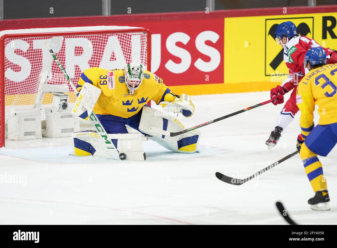 Riga, Centre olympique des sports, Suède. 27 mai 2021. Vs République Tchèque (Championnat du monde de hockey sur glace 2021 de l'IIHF), le gardien de but Adam Reideborn (Suède) sauve (Suisse/Croatie OUT) crédit: SPP Sport Press photo. /Alamy Live News Banque D'Images