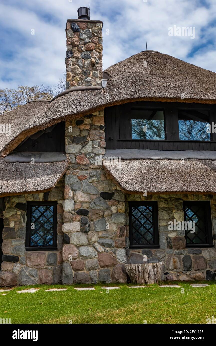 La maison de chaume, l'une des maisons de Mushroom, conçue par l'architecte Earl Young au XXe siècle, avec toit de chaume et d'autres travaux de rénovation ajoutés par mi Banque D'Images