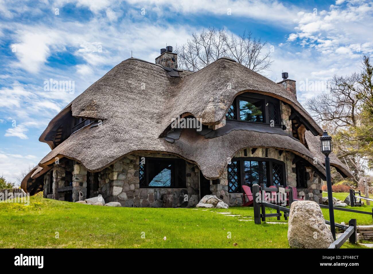 La maison de chaume, l'une des maisons de Mushroom, conçue par l'architecte Earl Young au XXe siècle, avec toit de chaume et d'autres travaux de rénovation ajoutés par mi Banque D'Images