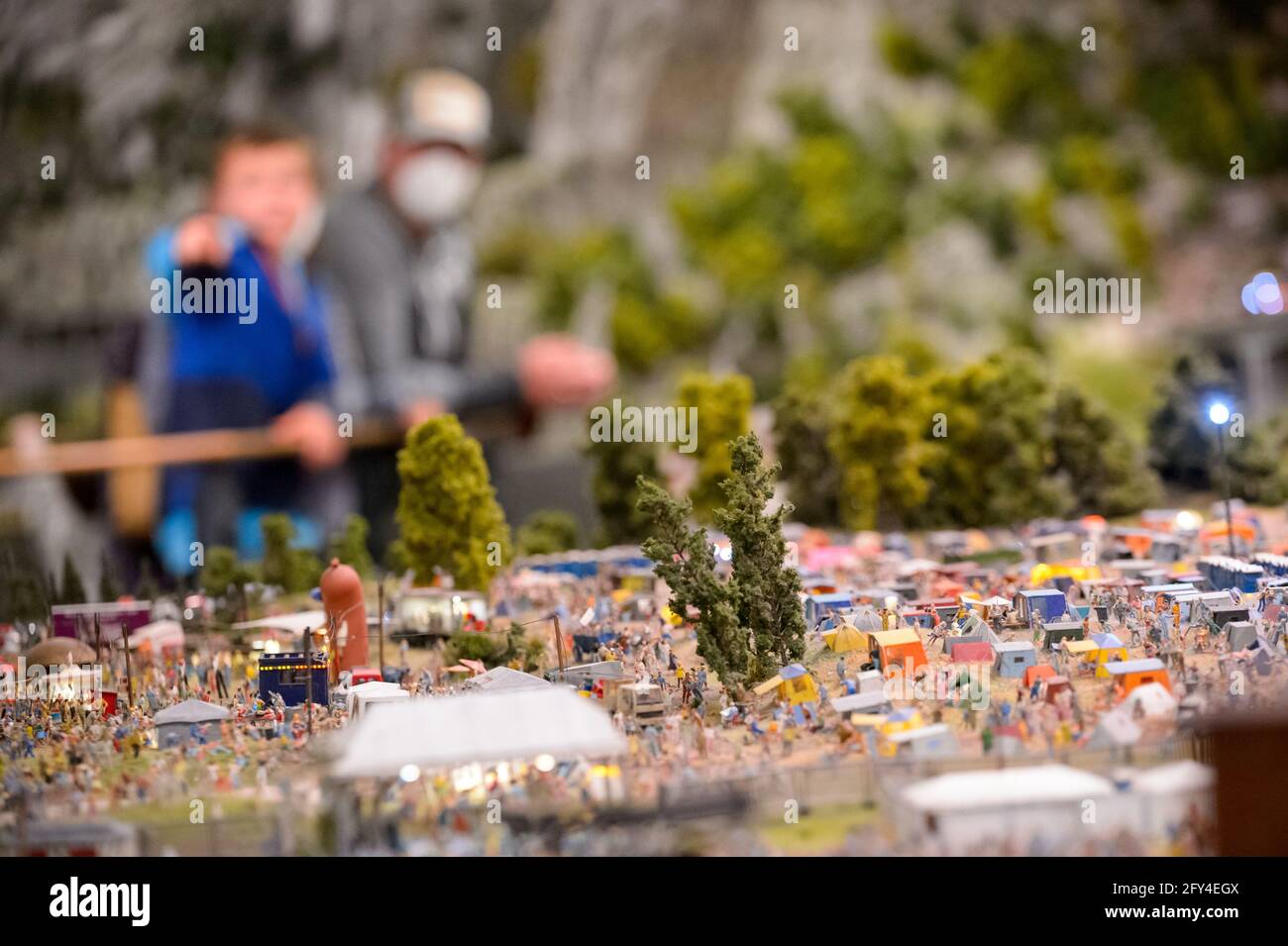 Hambourg, Allemagne. 27 mai 2021. Les visiteurs avec protection de la bouche regardent la disposition dans le Miniatur Wunderland rouvert. Au départ, seul un nombre limité de personnes sont autorisées à entrer dans l'attraction en même temps. L'attraction touristique avait été fermée en raison de restrictions visant à contenir le virus corona. Credit: Jonas Walzberg/dpa/Alay Live News Banque D'Images