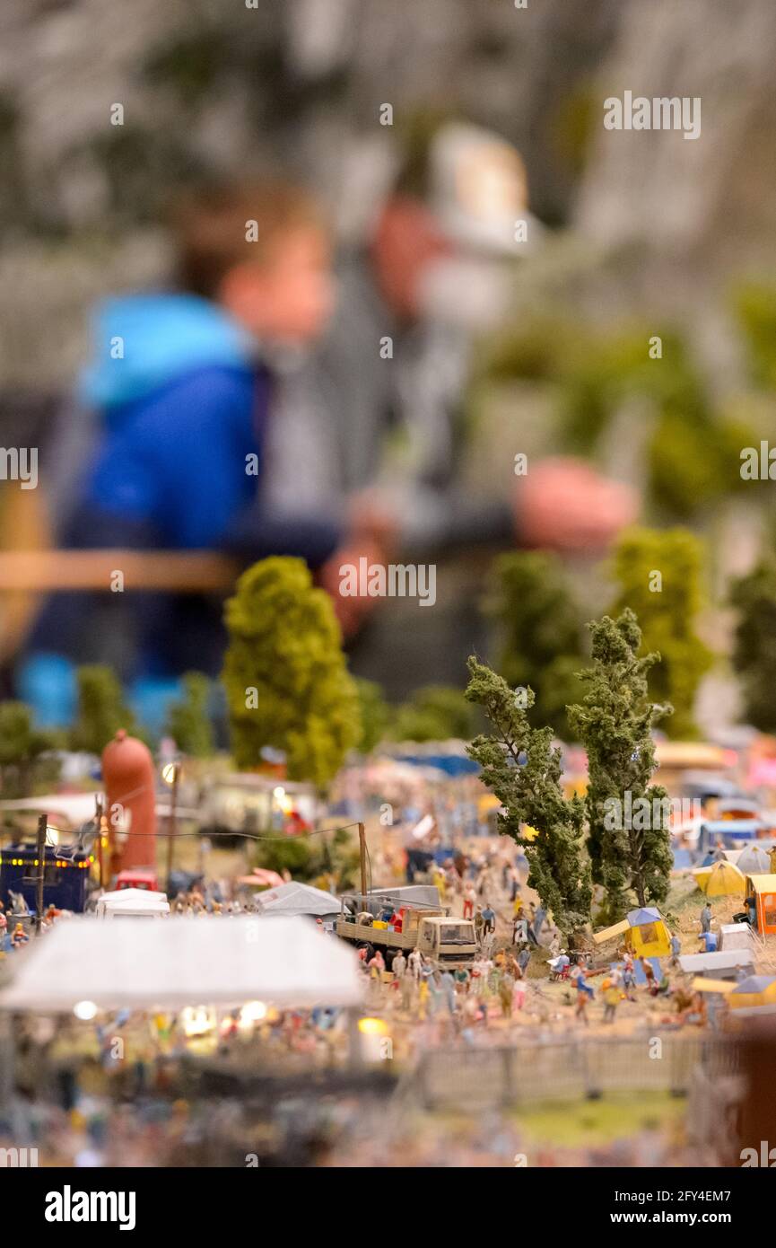 Hambourg, Allemagne. 27 mai 2021. Les visiteurs avec protection de la bouche regardent la disposition dans le Miniatur Wunderland rouvert. Au départ, seul un nombre limité de personnes sont autorisées à entrer dans l'attraction en même temps. L'attraction touristique avait été fermée en raison de restrictions visant à contenir le virus corona. Credit: Jonas Walzberg/dpa/Alay Live News Banque D'Images