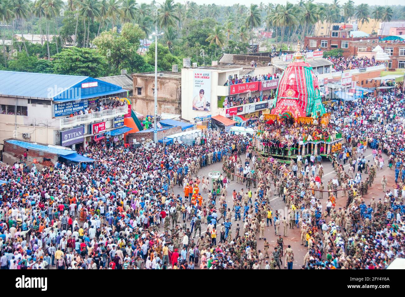 La photo montre une vue aérienne de Grand Road dans la ville de Puri. La photo a été prise lors de la procession de ratha yatra. Banque D'Images