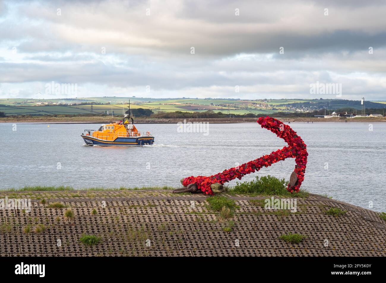 APPLEDORE, DEVON, ANGLETERRE - MAI 25 2021 : le canot de sauvetage, Royal National Lifeboat institution, passe devant l'ancre sur le quai. Banque D'Images
