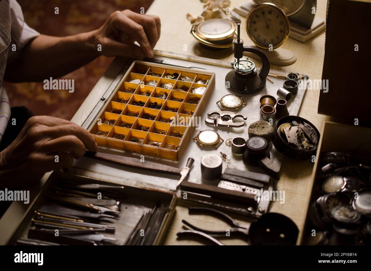 ancien horloger au travail Banque D'Images