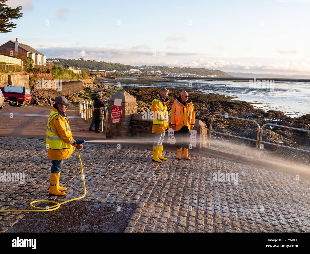 APPLEDORE, DEVON, ANGLETERRE - MAI 25 2021 : bénévoles du RNLI, Royal National Lifeboat institution. Banque D'Images