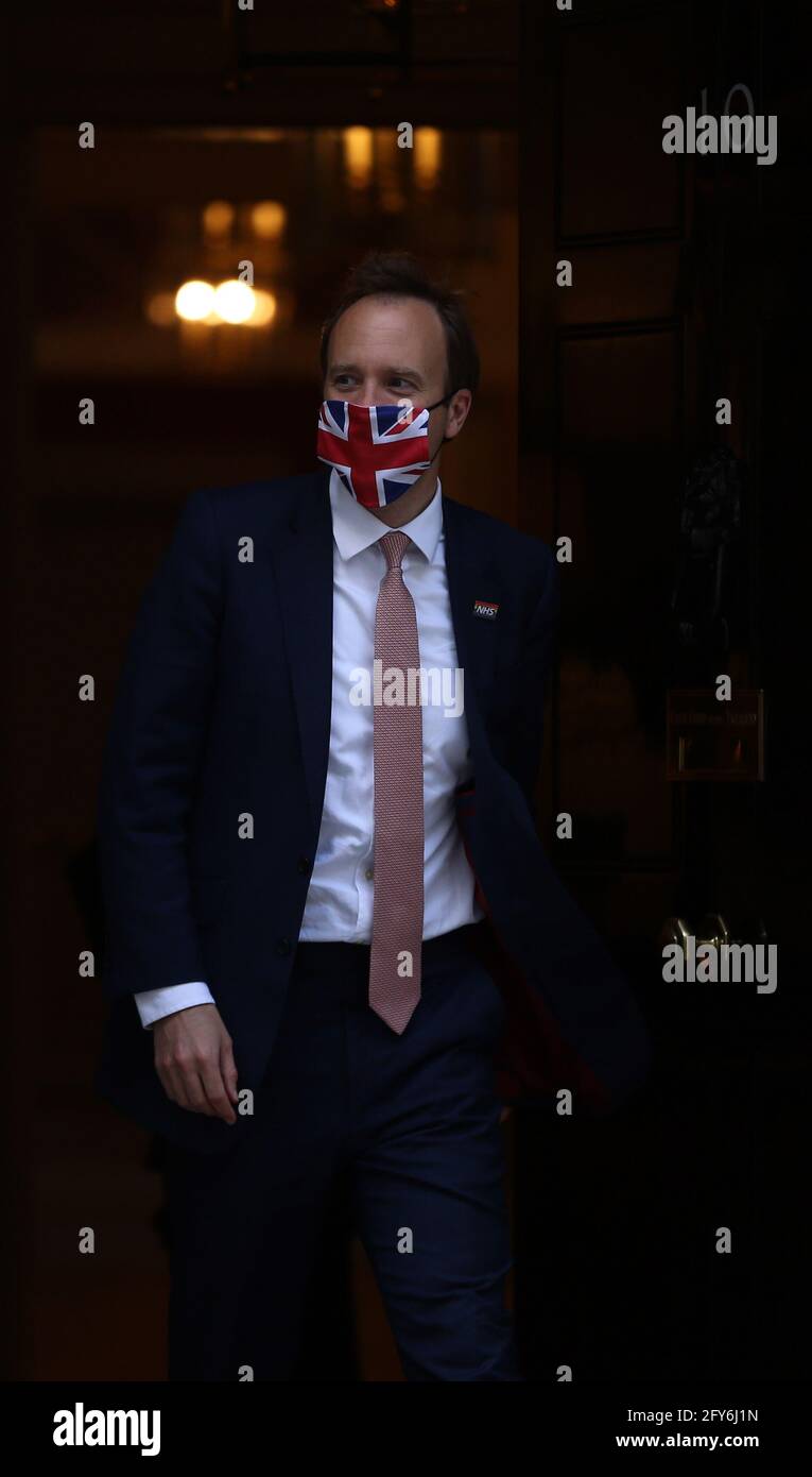 Londres, Angleterre, Royaume-Uni. 27 mai 2021. Le secrétaire d'État à la Santé et aux soins sociaux MATT HANCOCK est vu quitter Downing Street après une conférence de presse, il a été frappé hier par l'ancien conseiller du numéro 10, Dominic Cummings, dans un comité de la Chambre des communes. Credit: Tayfun Salci/ZUMA Wire/Alay Live News Banque D'Images